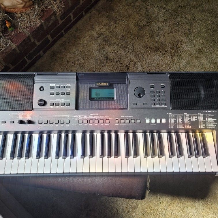 YAMAHA PSR 1500 KEYBOARD  61 KEYS 