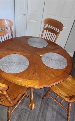 Round wood dining table NEED GONE ASAP