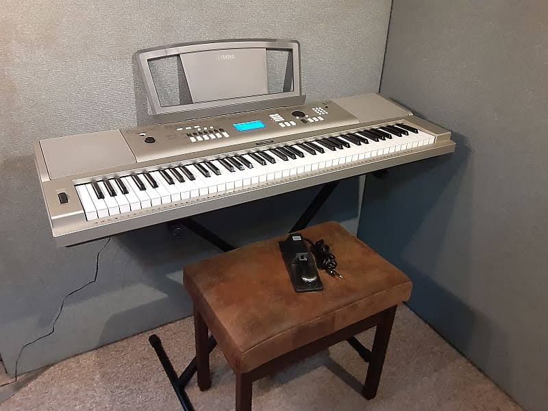 Yamaha Keyboard Piano + Stand