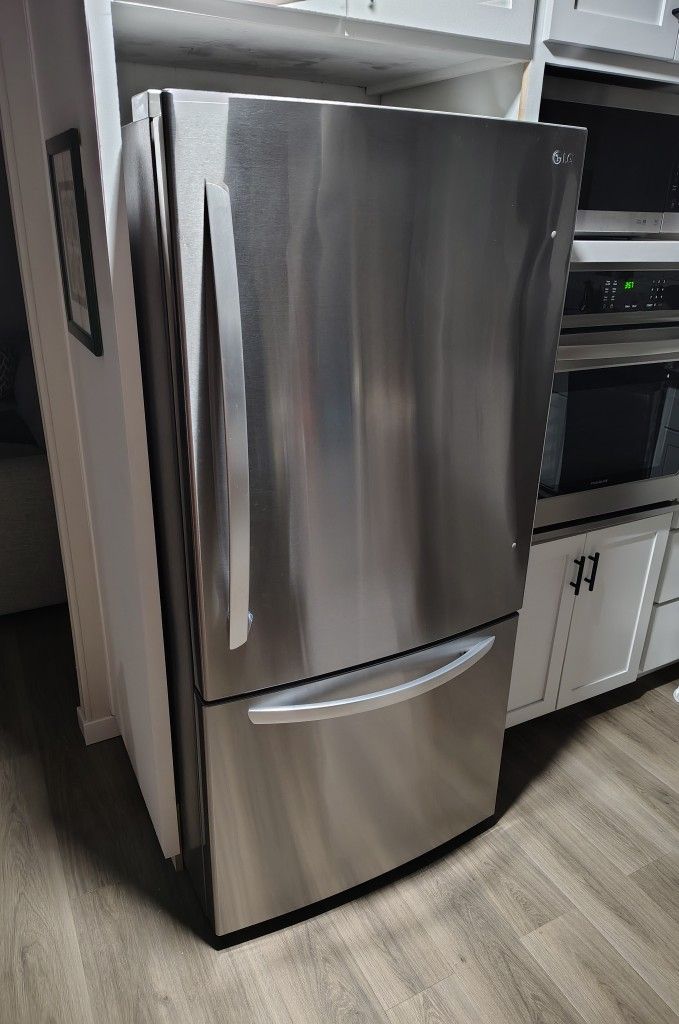 LG Refrigerator LRDCS2603S Almost New