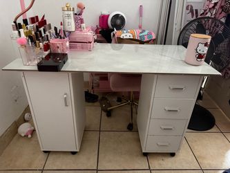 Nail desk