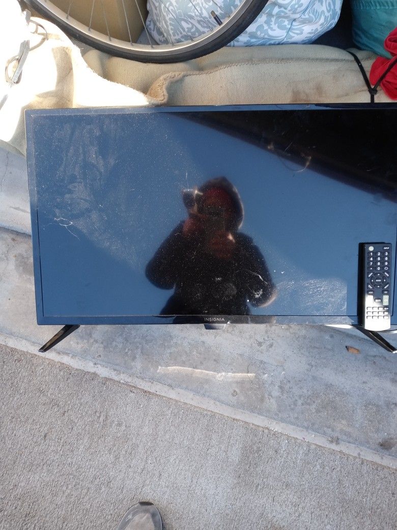 Insignia 32" TV W/remote "Like New"