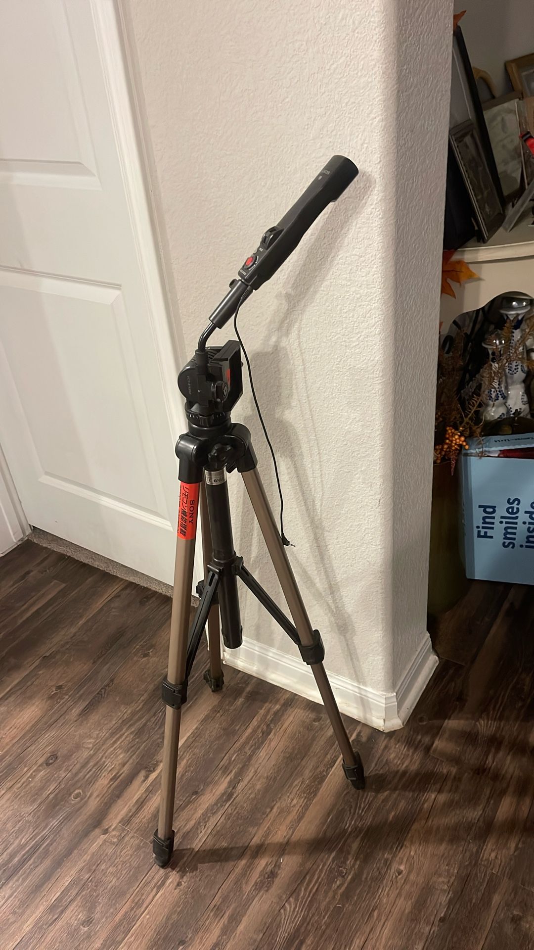 Sony Tripod with Remote Control in Grip VCT-870RM