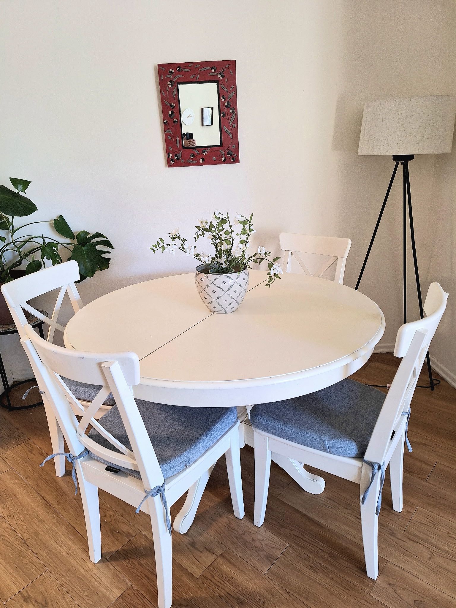 Pottery Barn Round Farmhouse Table and Chairs. Blue Cushions 