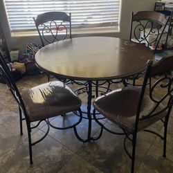 Round wood Table 4 Chairs