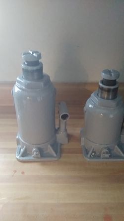 (2) 20 ton bottle jacks