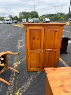 Dresser cabinet