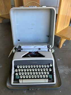 1961 Olympia SM7 De Luxe Portable Typewriter with case