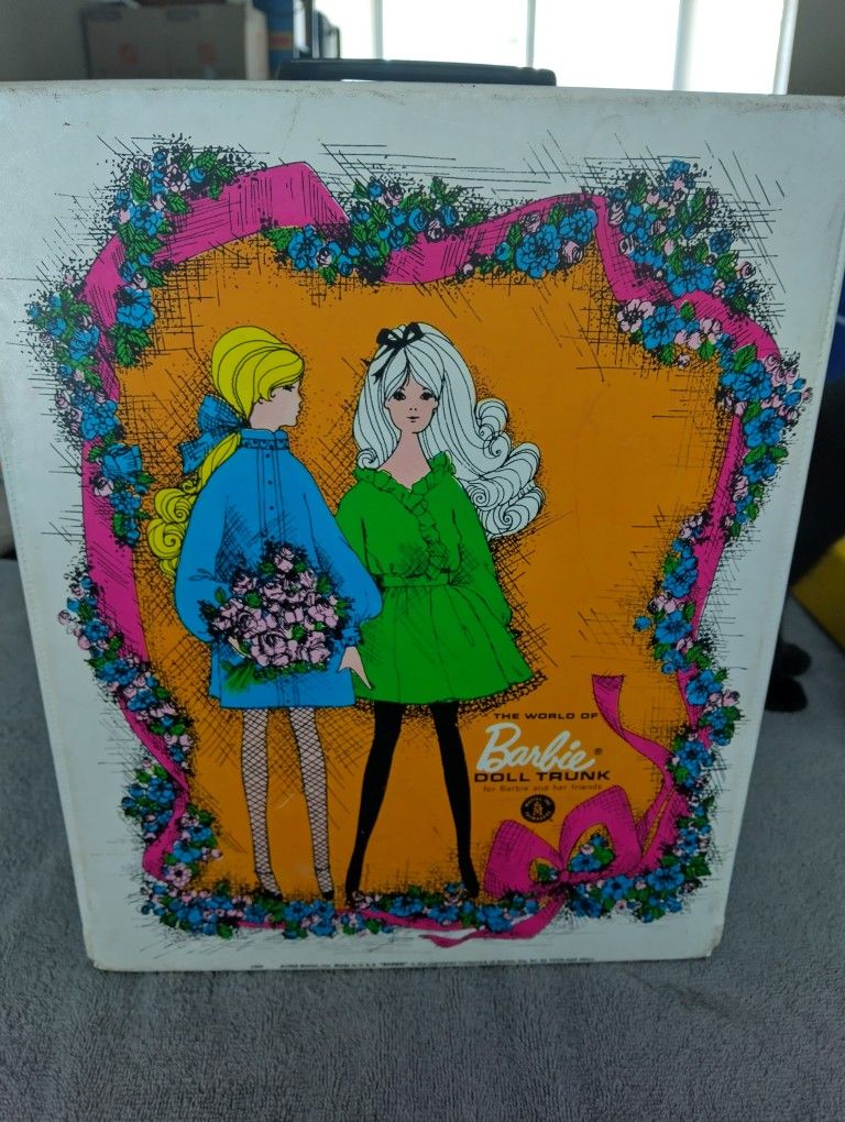 Vintage 1968 The World of Barbie Doll Trunk Carrying Case Pre-Owned White Vinyl.