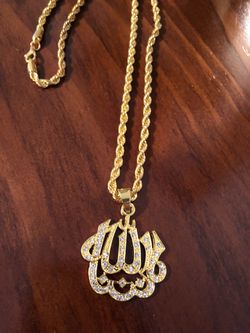 18 k gold plated chain with pendant