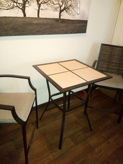 Barstool Style Table And Chairs