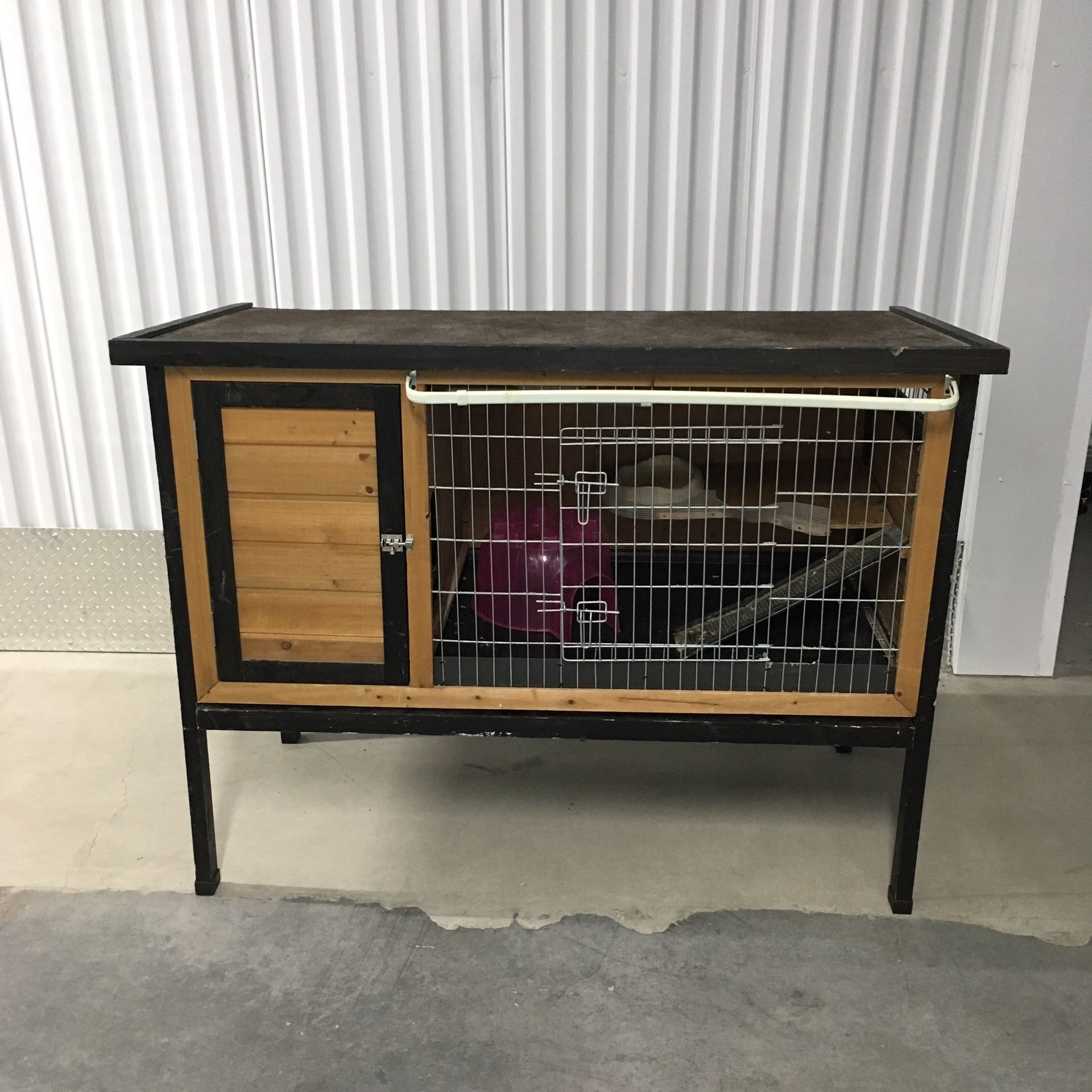 Sectioned Rabbit Hutch With Pneumatic Lid)