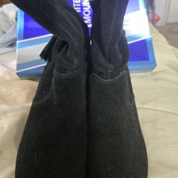 White Mountain  Black  Suede Boots