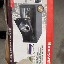 NEW IN BOX Honeywell DIGITAL STEEL SECURITY SAFE …. Msrp $269