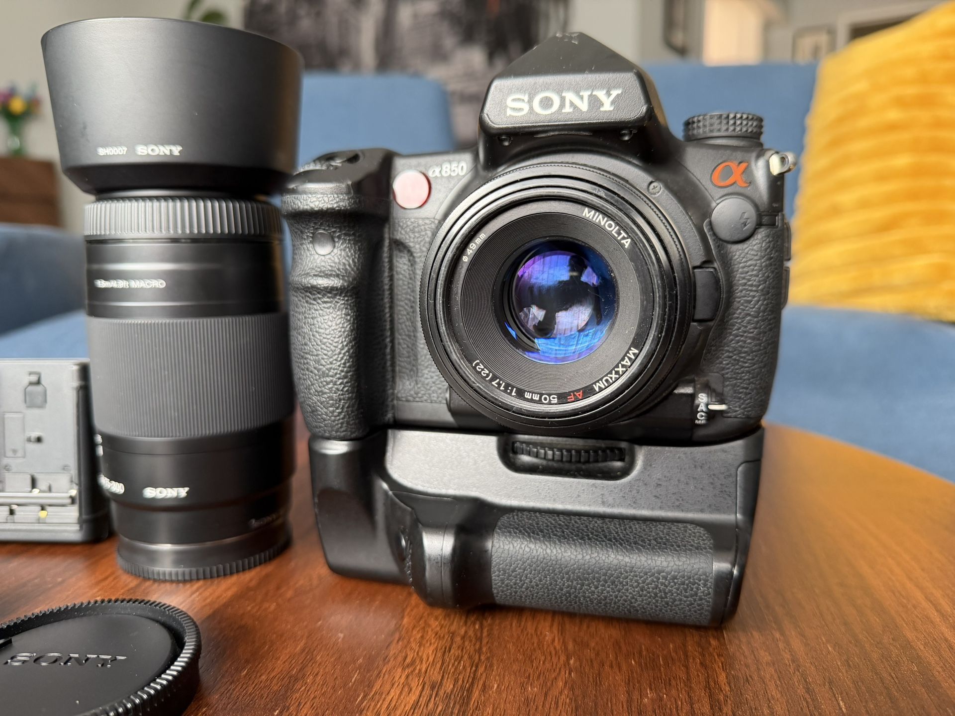 📸 Sony A850 Full-Frame DSLR Kit – 2 Lenses + Grip + Batteries (Pro Studio Setup)