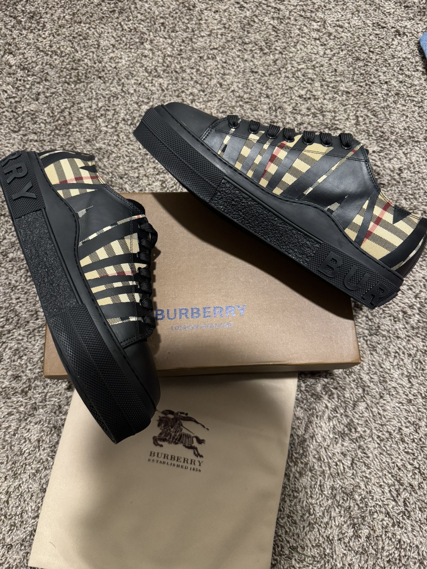 Brand New Burberry Tenis