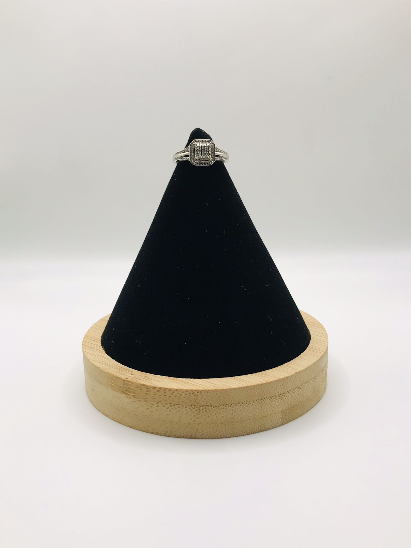 10K WHITE GOLD RING WITH NATURAL DIAMONDS