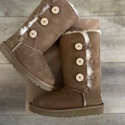 UGG Australia K Bailey Button Triplet Boots (Size 1) Chestnut