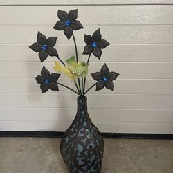 Solar Powered Vase With Flowers 