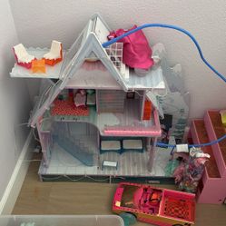 L.O.L. Surprise! Winter Disco Chalet and Car-Pool Coupe