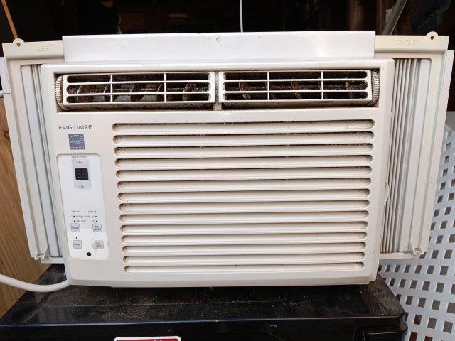 Window AC 5000 Btu Frigidaire W Remote