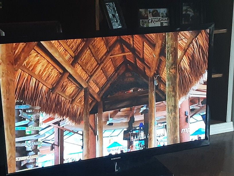 Samsung 43" PLASMA. Like New Low Hours