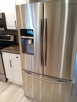 Samsung Refrigerator/(LG) Microwave ( LG) Stove