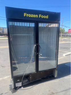 Commercial refrigerator