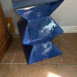 Ceramic table 18 inches navy blue, modern, mint condition