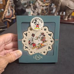 Lenox Disney Christmas Ornament 3.5" Fine Porcelain W/Gold Trim "Building A Snowman" Snowflake Shape - Mint Condition In Original Box