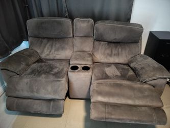 Reclining Love Seat wuth Middle Storage