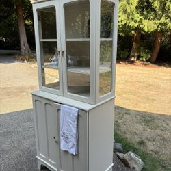 Beautiful Classic Cabinet/ Shelf/ Hutch
