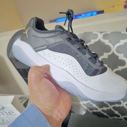 Jordan 11 CMFT Low 'Black White Gold New