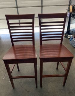 Brown stool | chair | silla alta