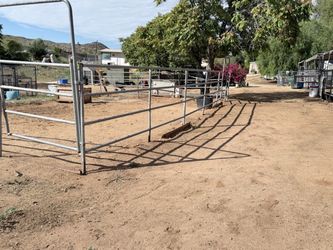 HORSE CORRAL PANELS WITH GATES — REMAINING SET