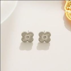 Silver Clover Stud Earrings – Elegant Minimalist Design