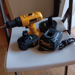 Dewalt Cordless  Drill/ Driver In Excellent Condition 