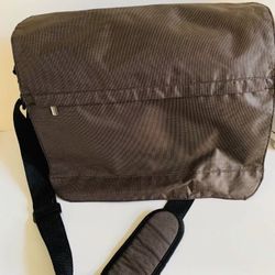 15." Laptop Computer Bag Case w Pocket inside and big pocket outside . Handle Shoulder Strap. Barely used. Please see last picture that show some mini