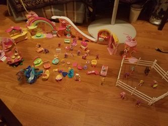 GRANGA CON VARIOS PONYS