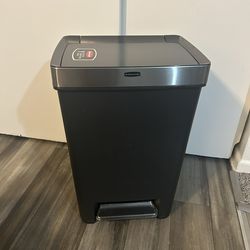 New Rubbermaid Step On Trash Can