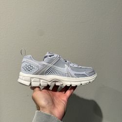 Nike Vomero 5 (GS) Size 6Y / Women’s 7.5 NEW