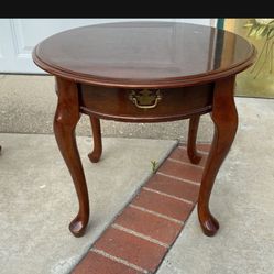 Queen Anne Cherry Antique End Table