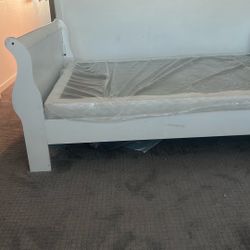 Full-Size Sleigh Bed with Box Spring – Like New