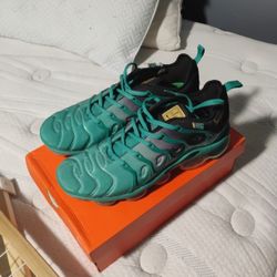 Mens Size "11 Nike Vapor max Size 11 Have A Little Tear Shown In Pic . Worn Twice . Due To Little Tear $50 Bucks ATL Edition 