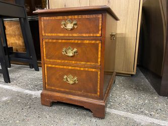 BAKER FURNITURE Traditional 3-Drawer Closed Nightstand