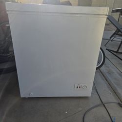 Avanti CF5F0W 25 1/16" Garage Ready Chest Freezer w/ (1) Basket - White, 120Commercial Chest Freezers
Avanti CF5F0W 25 1/16v