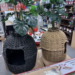 hidden cat litter box plant fence. It aims to hide the cat litter box and also serves as decorative furniture, with ar