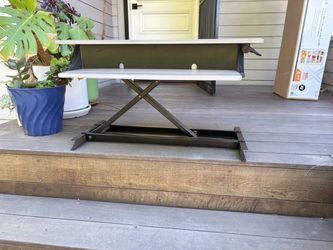 Adjustable height standing desk converter