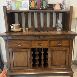 Dining Room Table & Matching Hutch/buffet