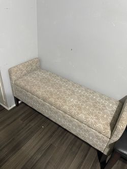 63 inch long 30 inch high 20 inch deep storage ottoman Excellent condition pick up Raseda and vanowen